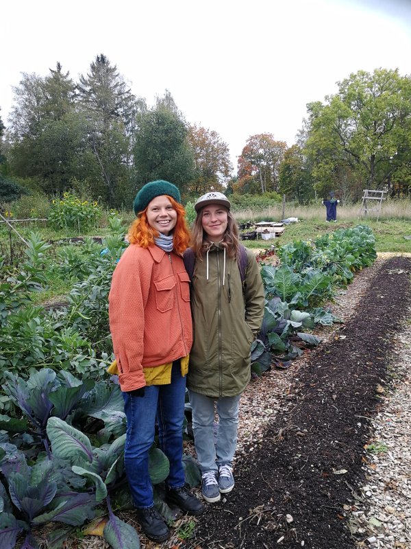 "Karen Nielsen och Leah Ireland från Feminist Farmers visar upp sin stadsodling" Foto: Michael Abdi Onsäter