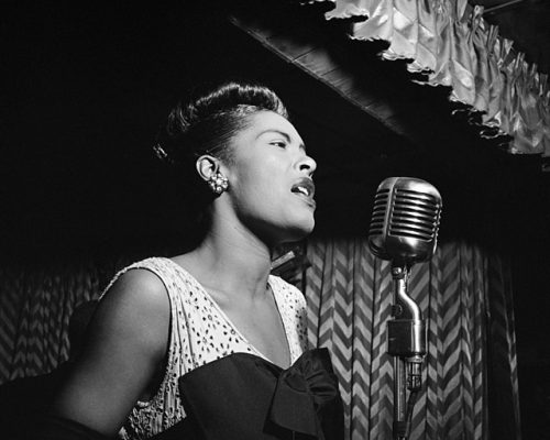 640px-Billie_Holiday,_Downbeat,_New_York,_N.Y.,_ca._Feb._1947_(William_P._Gottlieb_04251)