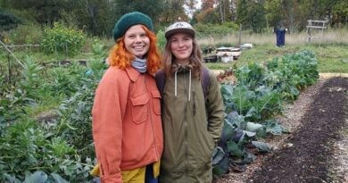 "Karen Nielsen och Leah Ireland från Feminist Farmers visar upp sin stadsodling" Foto: Michael Abdi Onsäter